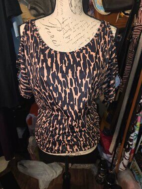 Miselon Womens Leopard Print Cold Shoulder Top Size Small Black & Beige